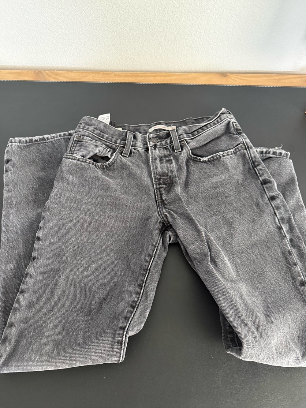 Levi's women’s Washed black distressed middy Straight Jeans size 26